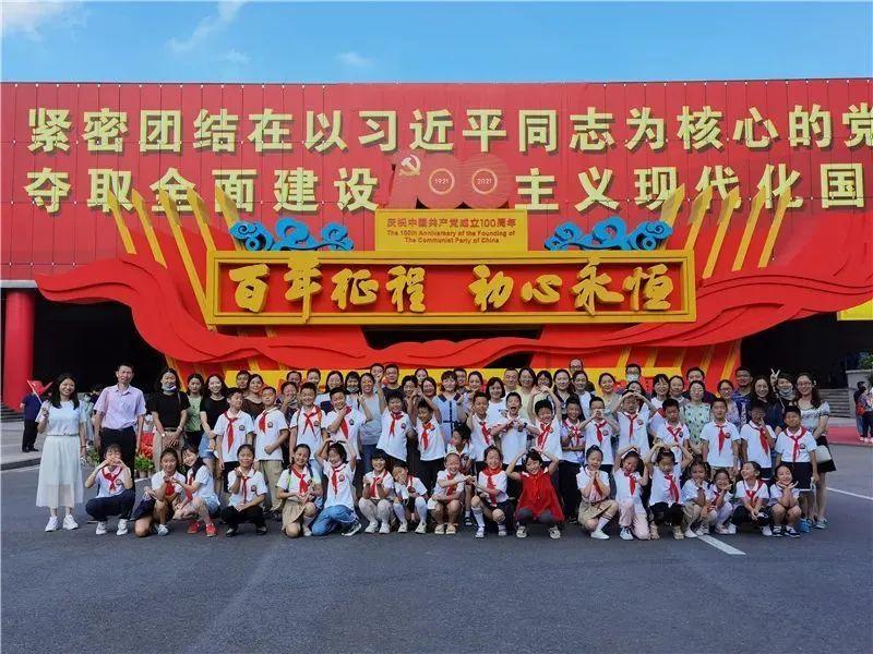 双人跨栏赛跑